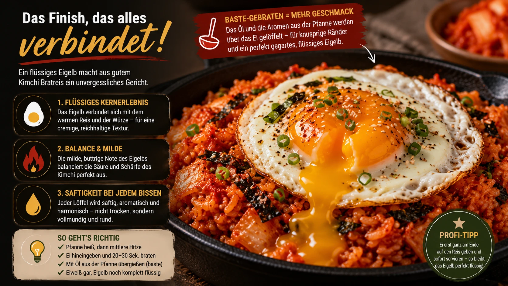 Baste-gebratenes Spiegelei mit vollständig flüssigem Eigelb auf klassischem Kimchi Bratreis