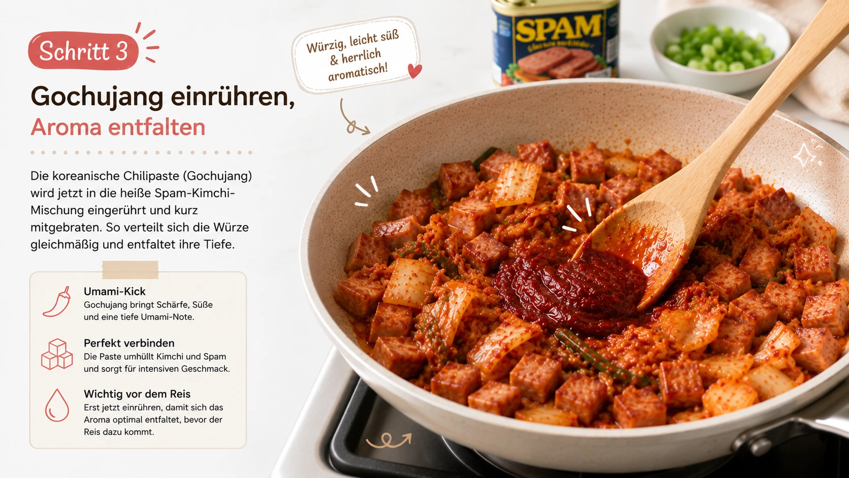Gochujang wird in die Spam-Kimchi-Mischung eingerührt, bevor der Reis dazukommt