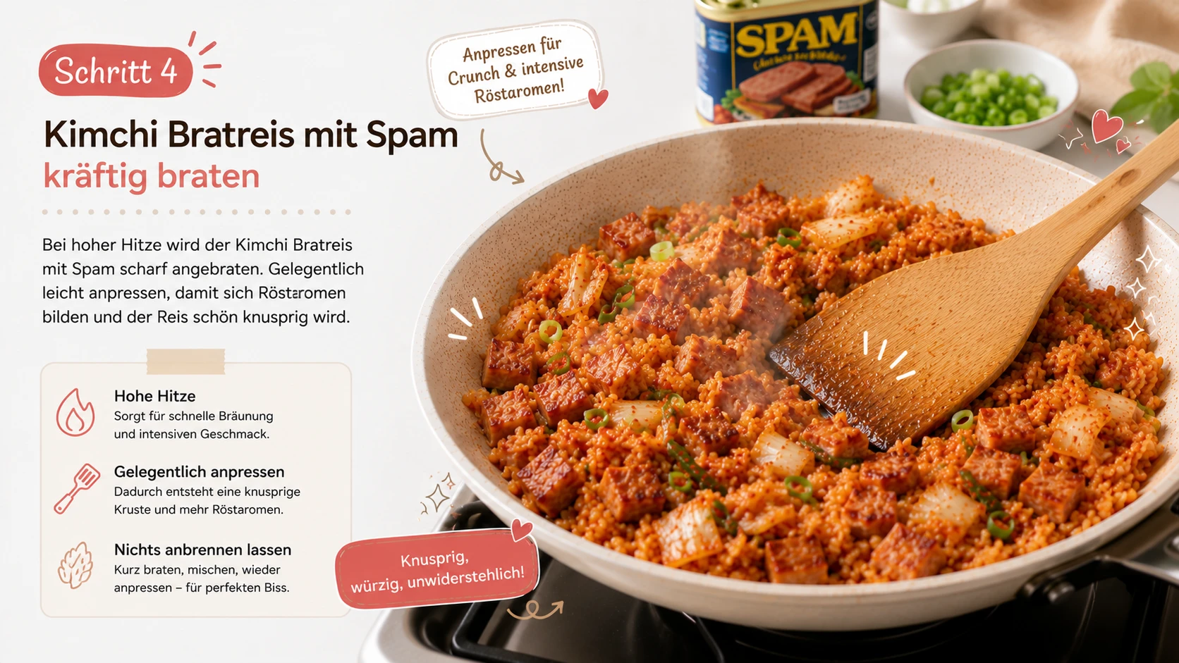 Kimchi Bratreis mit Spam wird bei hoher Hitze gebraten, gelegentlich angepresst