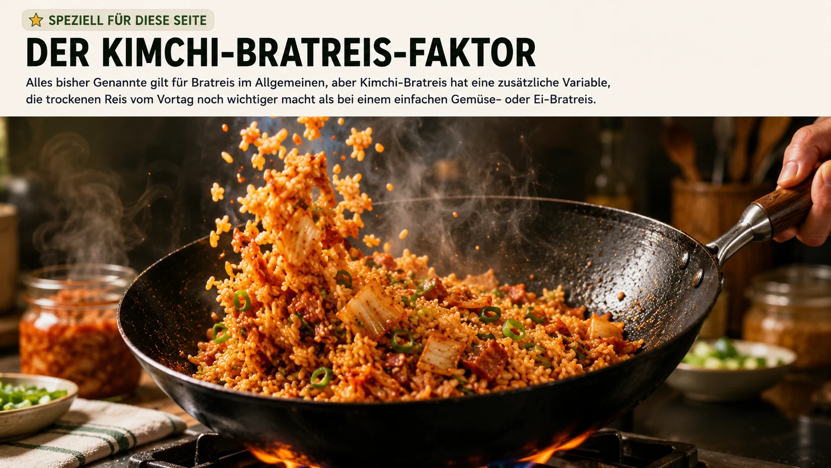 Kimchi-Bratreis wird in einem heißen Wok geschwenkt, mit sichtbar trockenen, getrennten Reiskörnern vom Vortag